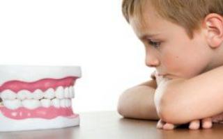 Pse një fëmijë kërcit dhëmbët në gjumë?
